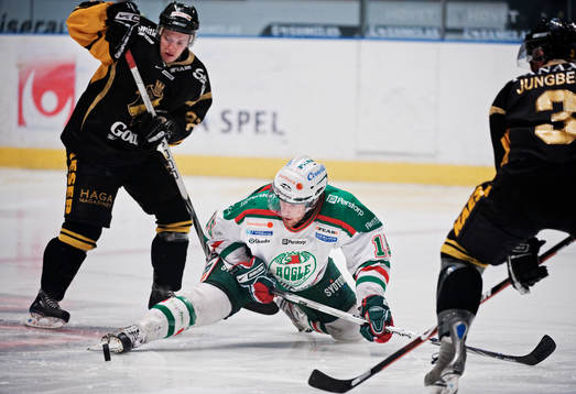 Sebastian Karlsson, Rögle, tappar kontrollen över pucken