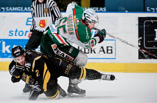 Andrée Persson, Rögle, tar sig förbi Mattias Beck, AIK