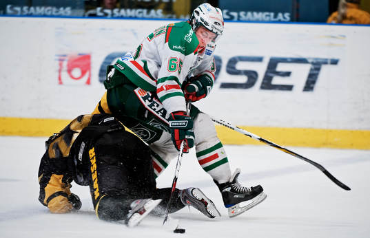 Andrée Persson, Rögle, tar sig förbi Mattias Beck, AIK