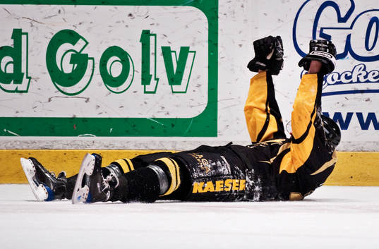 Jonas Liwing ligger kvar på isen och jublar