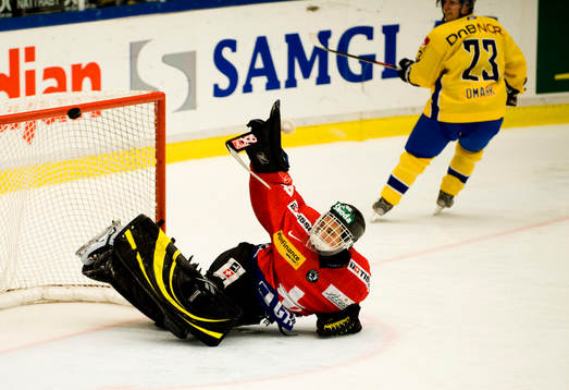 Linus Omark, Sverige, ser pucken flyga över Marco Bührer,