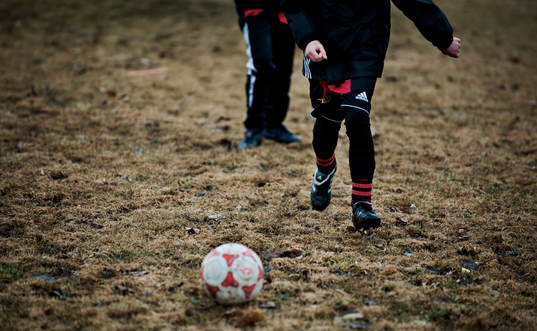 En flicka i lag F 98-3 värmer upp