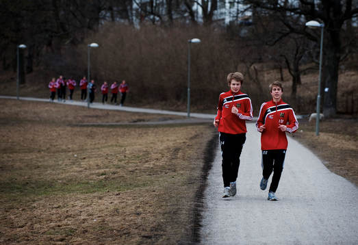 Ett av Brommapojkarnas ungdomslag är ute och springer i