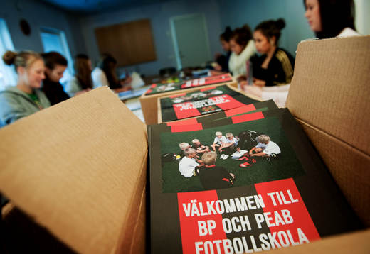 Inne på kansliet sitter ungdomar och viker annonsblad som