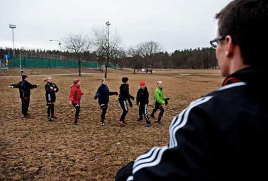 En ledare ser till att lag F 98-3 värmer upp