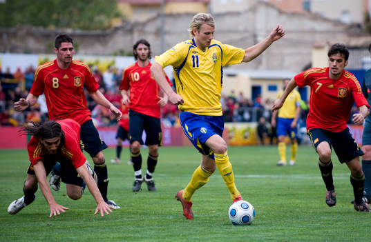 Ola Toivonen med fyra spanjorer runt sig