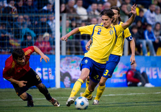 Mikael Lustig tar bollen för Bojan