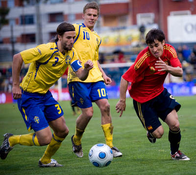 Bojan försöker gå runt Mattias Bjärsmyr