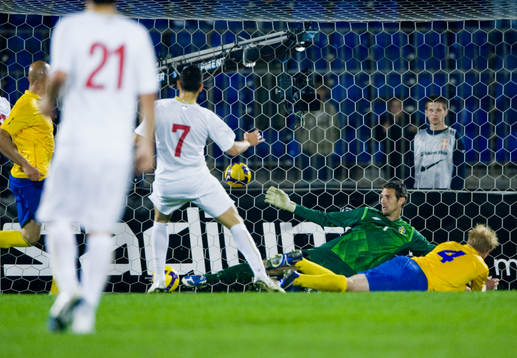 2-0 rullar in bakom Andreas Isaksson, målvakt Sverige