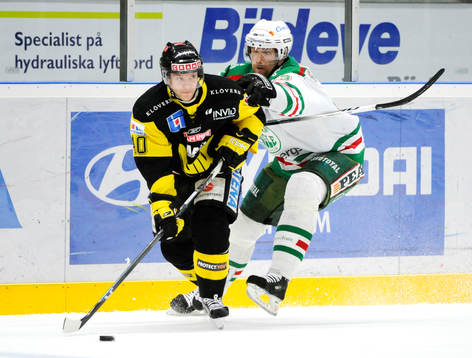 Pär Albrant, Västerås, jagas av Martin Strbak, Rögle