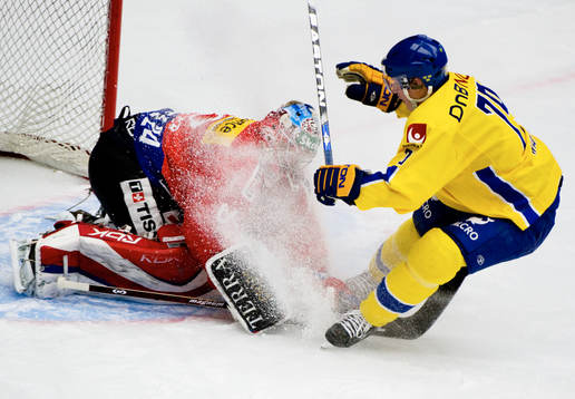 Fredrik Warg, Sverige och Lukas Flueler, målvakt Schweiz
