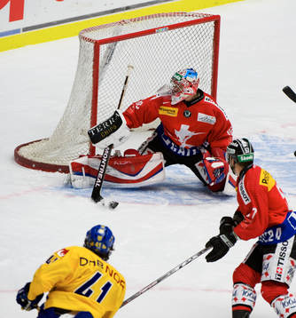 Daniel Widing, Sverige skjuter mot Lukas Flueler, målvakt,