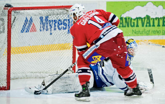 Robert Carlsson, Södertälje, gör 1-0 bakom Christoffer
