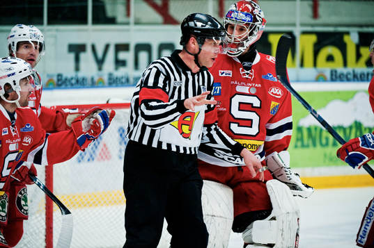 Södertälje-spelare protesterar när Ulf Rönnmark,