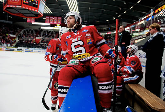 Daniel Josefsson, Södertälje, kliver ut från
