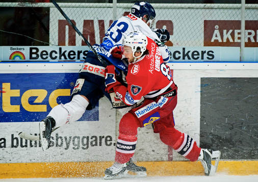 Dragan Umicevic, Södertälje, tacklar Christoffer Persson,