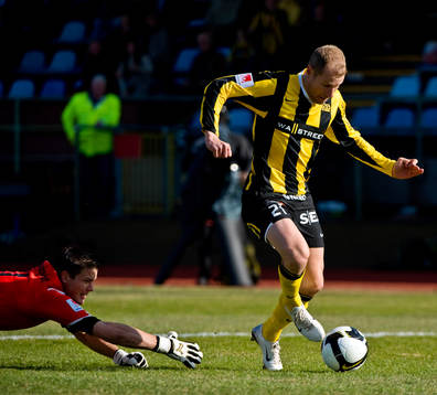 Jonas Henriksson, Häcken, rundar Jonas Sandqvist i Malmös