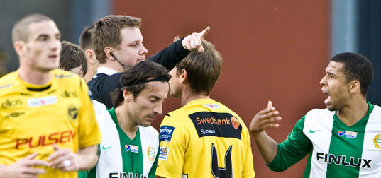 Charlie Davies, Hammarby, missnöjd med domslut, domare