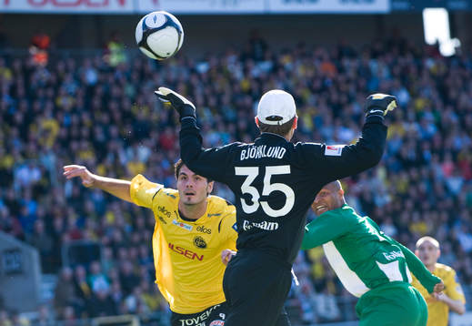 Denni Avdic försöker överlista Kristoffer Björklund,