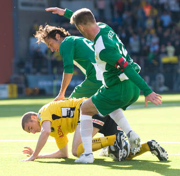 Louay Chanko och Mikkel Jensen trycker ner James Keene