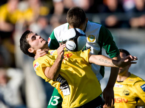 Igor Armas trycker ner Denni Avdic