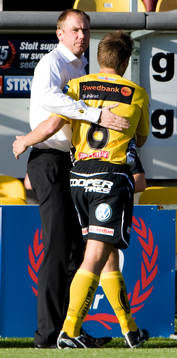 Magnus Haglund, tränare, tackar Anders Svensson