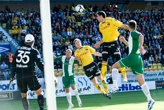 Denni Avdic och Daniel Mobaeck nickar mot Hammarby-målet
