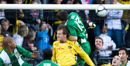 Igor Armas, Hammarby, trycker ner Daniel Mobaeck, Elfsborg,
