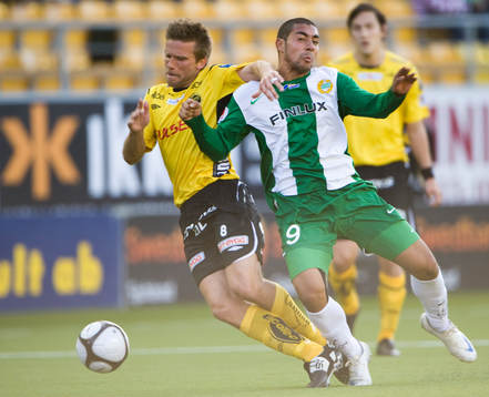 Anders Svensson tacklas av Sebastian Castro-Tello