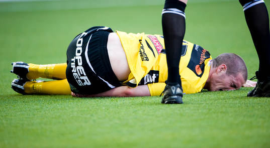 James Keene biter i gräset