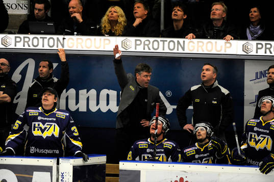 HV71 spelare, tränare, protesterar