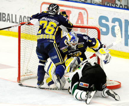 Trångt framför Stefan Liv, målvakt och Johan Davidsson,