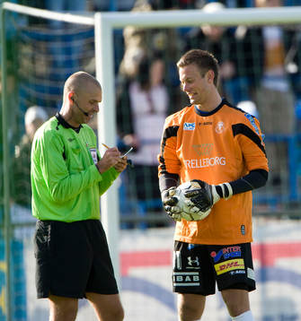 Michael Lerjéus, domare och Victor Noring, målvakt, 18,