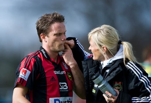 Jon Persson, BP, har fått en smäll inne i munnen och blir