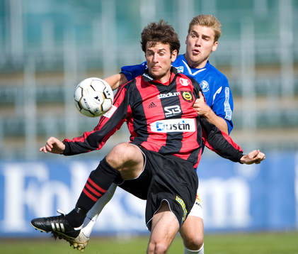 Olof Guterstam håller undan för Rasmus Bengtsson
