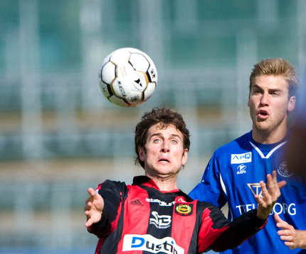 Olof Guterstam håller undan för Rasmus Bengtsson
