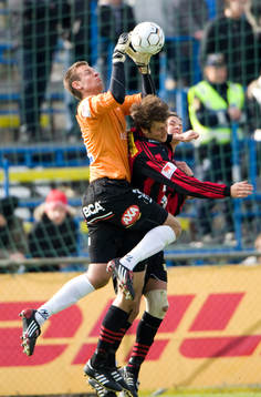 Viktor Noring, målvakt, Trelleborg tar bollen framför