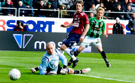 Tommy Lycén, GAIS slår in bollen bakom David Stenman,