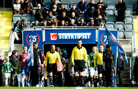 Stryktipset firar 75 år, lagen kommer in på arenan.