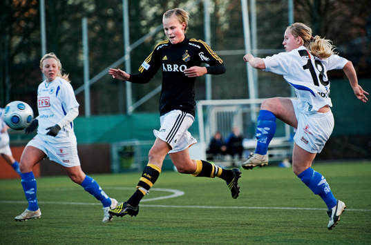 Lina Rehov, Stattena, rensar undan bollen framför Annica