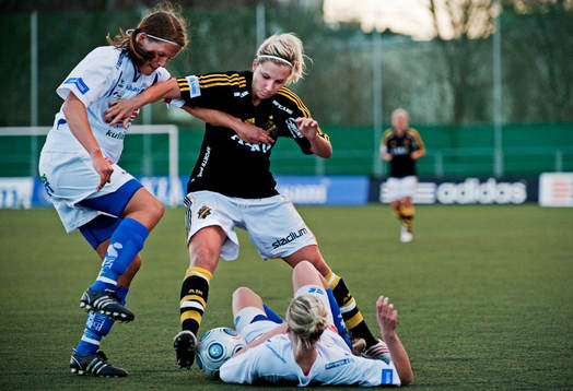 Louise Fors, AIK, får kämpa för bollen