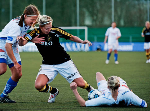 Louise Fors, AIK, får kämpa för bollen