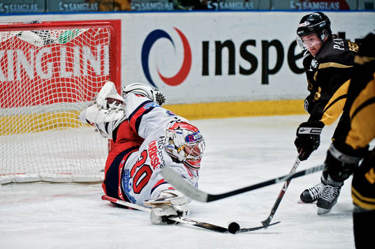 Henrik Karlsson, målvakt, Södertälje, räddar ett