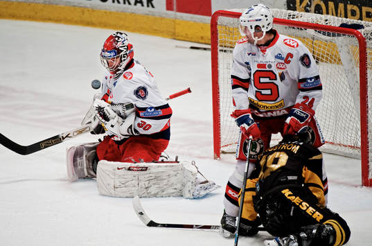 Henrik Karlsson, målvakt, Södertälje, räddar ett skott