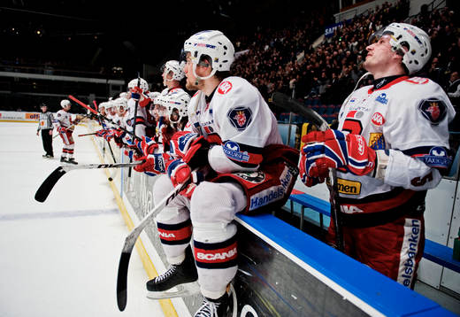 Södertälje-spelare väntar på slutsignalen