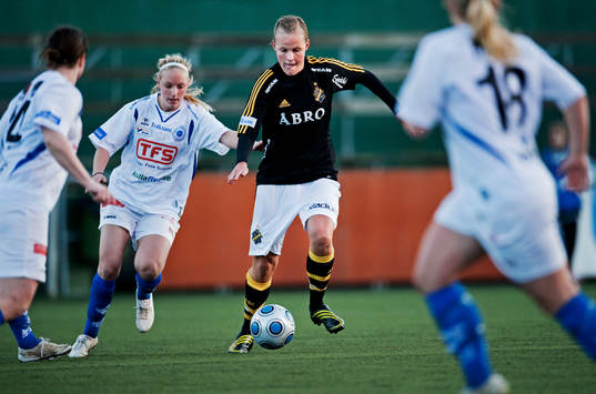 Annica Sjölund, AIK, driver fram med bollen