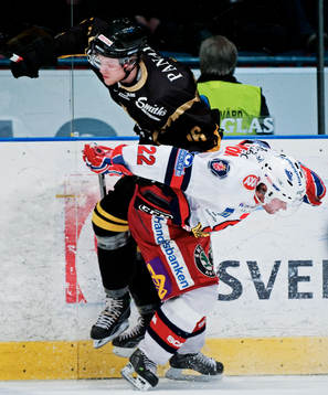 Stefan Bemström, Södertälje, stoppar Johan Ryno, AIK