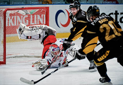 Henrik Karlsson, målvakt, Södertälje, räddar ett