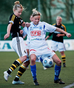 Anne Mäkinen, AIK, och Amanda Lindeberg, Stattena, i duell