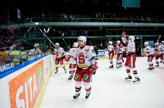 Jörgen Bemström, Södertälje, tackar fansen. Jubel